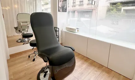 Beauty center for takeover – Paris 15th – 90 m² - Photo 2
